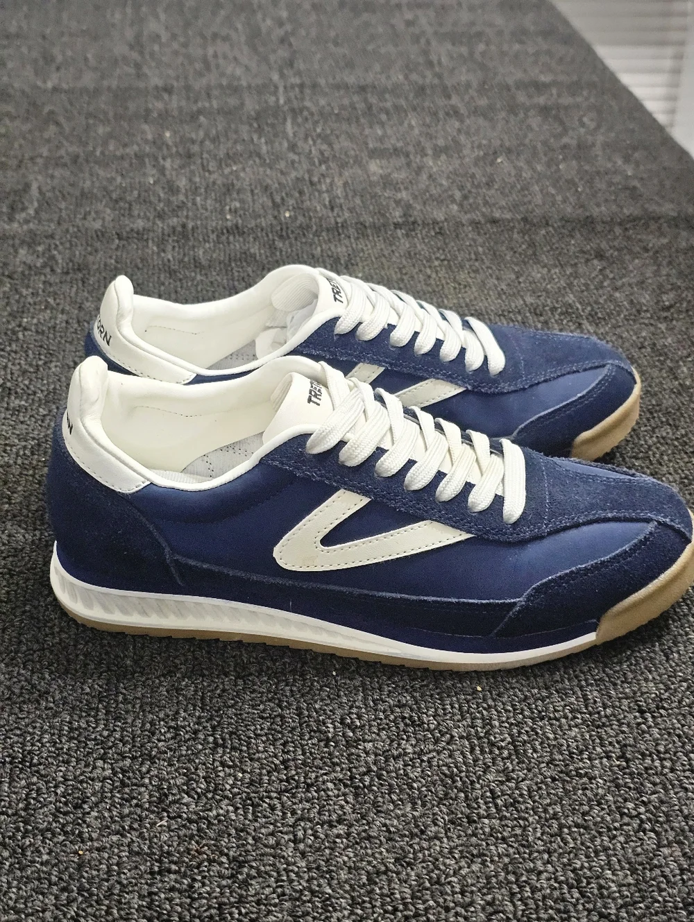 Tretorn Navy & White Rawlins 2.0 Retro Runner Sneakers w/ Gum Soles Women's 7.5M - Picture 3 of 8